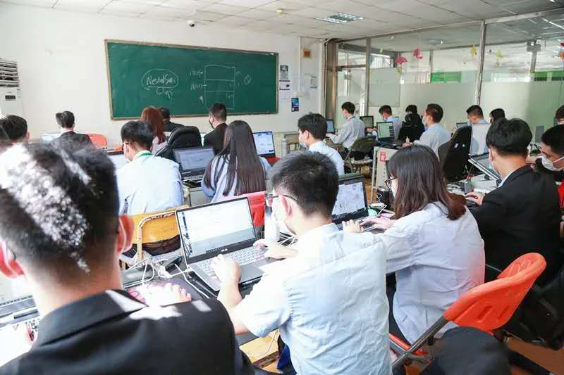到八維學(xué)校學(xué)習(xí)java編程技術(shù)輕松暢游職場