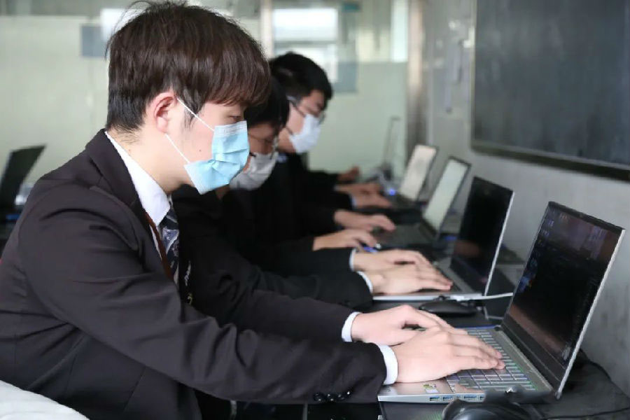 八維學校探索軟件開發無限可能用智慧托起學子軟件夢想