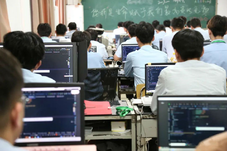 八維學院探索數字技術行業發展前景開啟智能時代大門打造技術人才培養基地