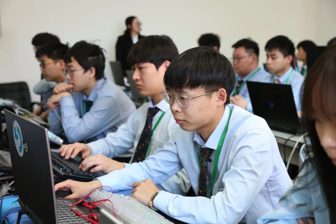 八維教育開啟創(chuàng)新教育新模式讓學子迅速進入云計算行業(yè)