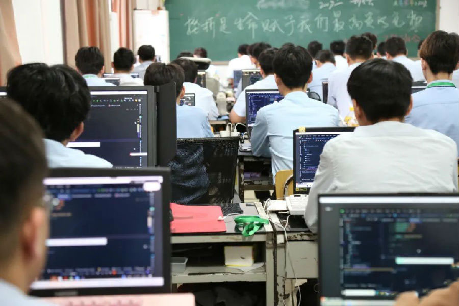 八維教育帶你領略前沿科技開創學子物聯網職業新篇章