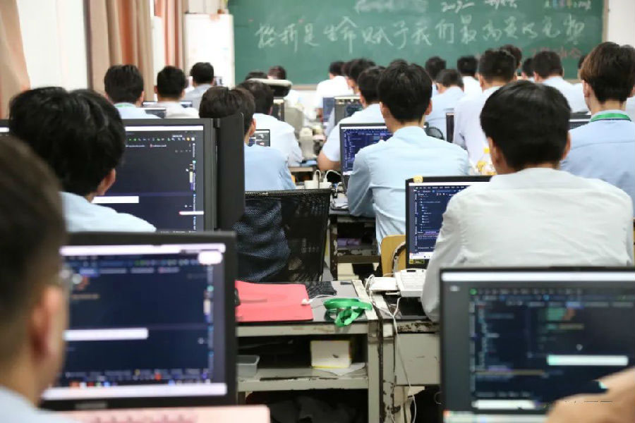 八維學(xué)校深度拓展人工智能就業(yè)領(lǐng)域中助力學(xué)生就業(yè)
