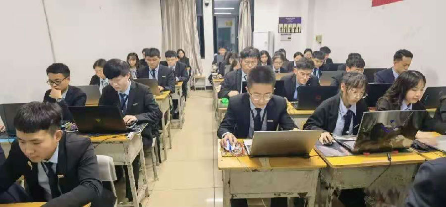 八維學(xué)校軟件測試工程師課程讓你通往IT精英之路告別就業(yè)焦慮