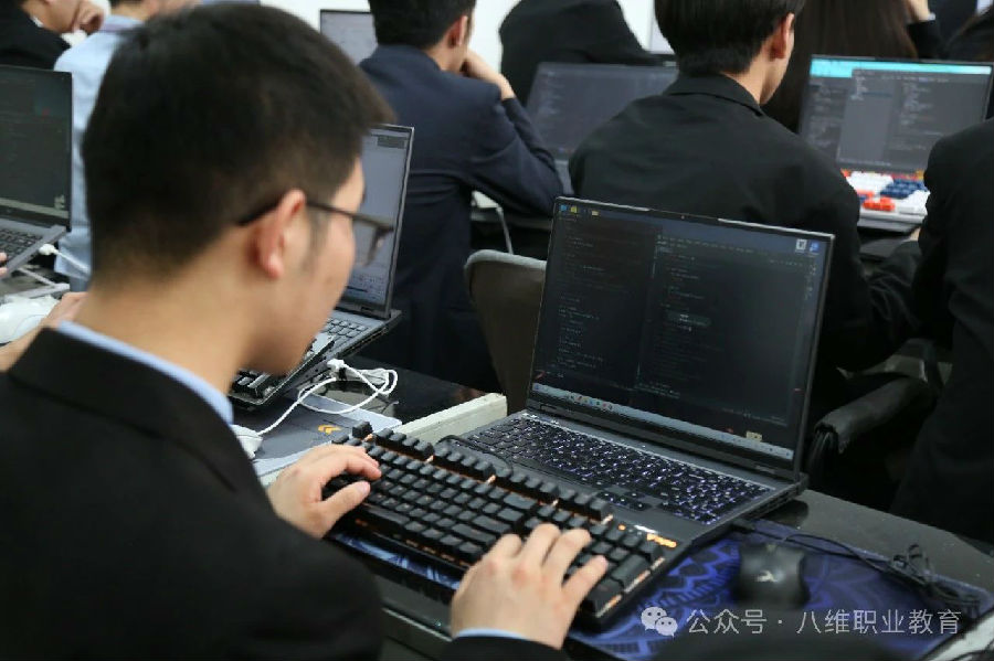 八維職業(yè)學(xué)校人工智能專業(yè)2025第二波喜報(bào)來(lái)襲