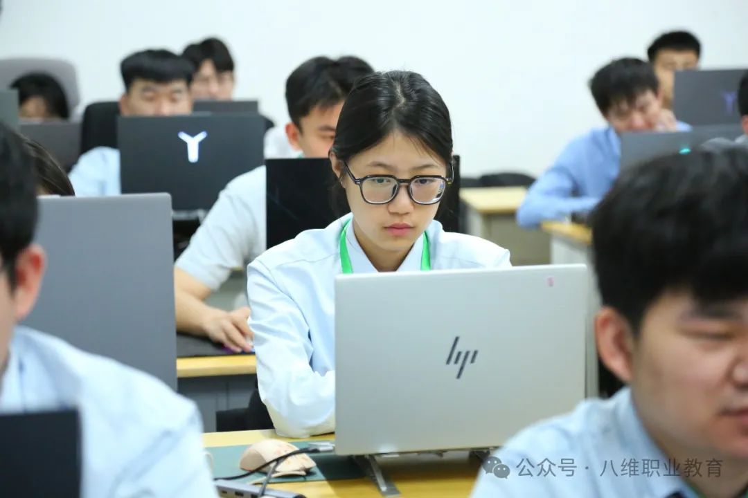 江蘇宿遷八維學(xué)校引領(lǐng)未來科技潮流打造數(shù)字技術(shù)人才的璀璨未來