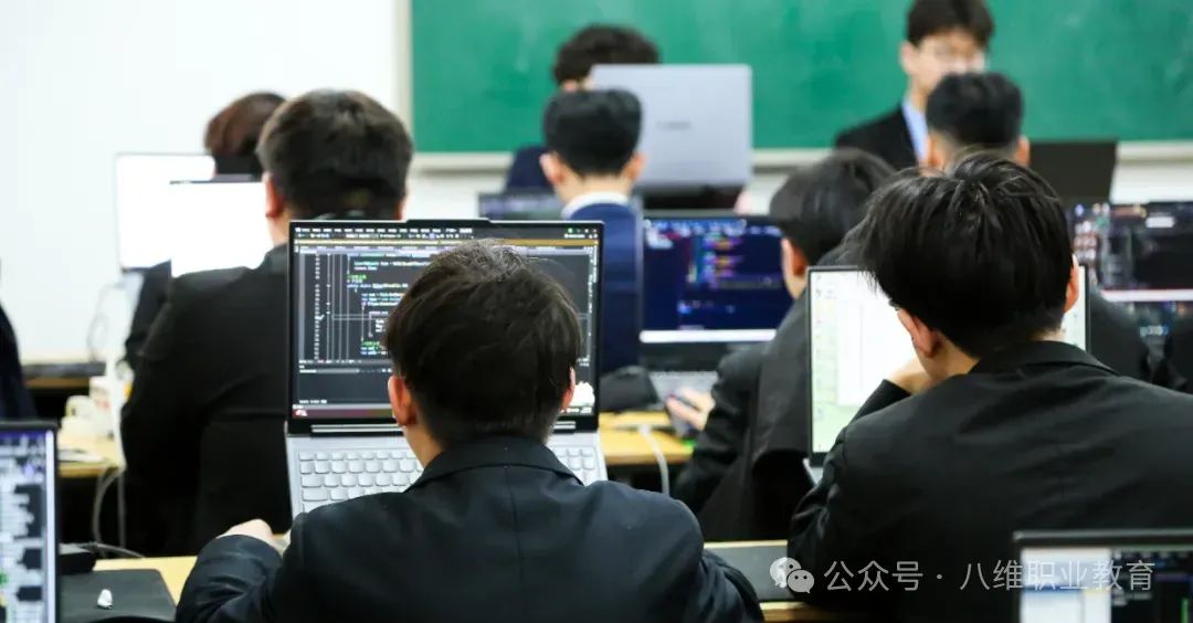 江蘇宿遷八維學(xué)校數(shù)字技術(shù)高地鑄就未來科技精英的搖籃