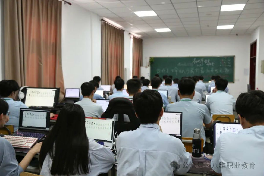 江蘇宿遷八維學(xué)校培育新質(zhì)生產(chǎn)力引領(lǐng)未來(lái)職業(yè)教育新風(fēng)尚