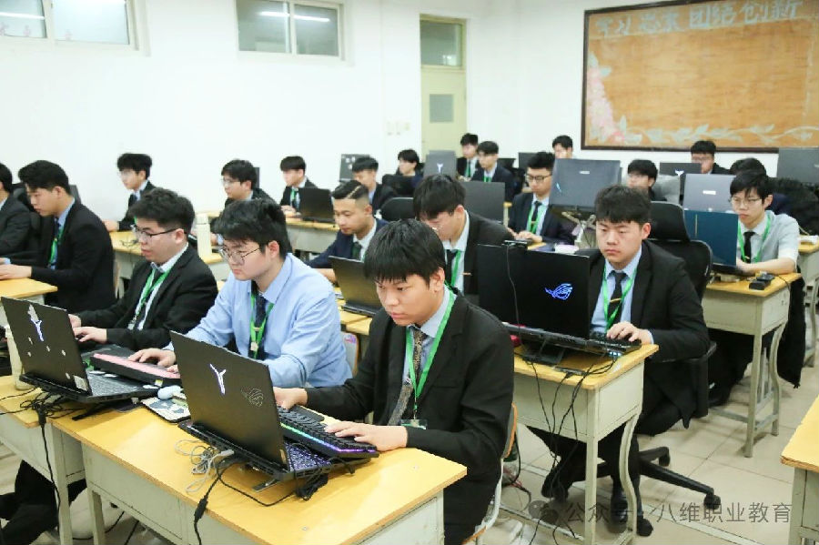 八維職業(yè)學(xué)校解鎖AI未來之門揚帆起航智慧教育新篇章