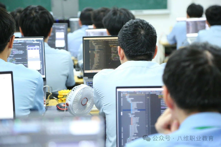 八維職業(yè)學(xué)校解鎖AI未來之門揚帆起航智慧教育新篇章