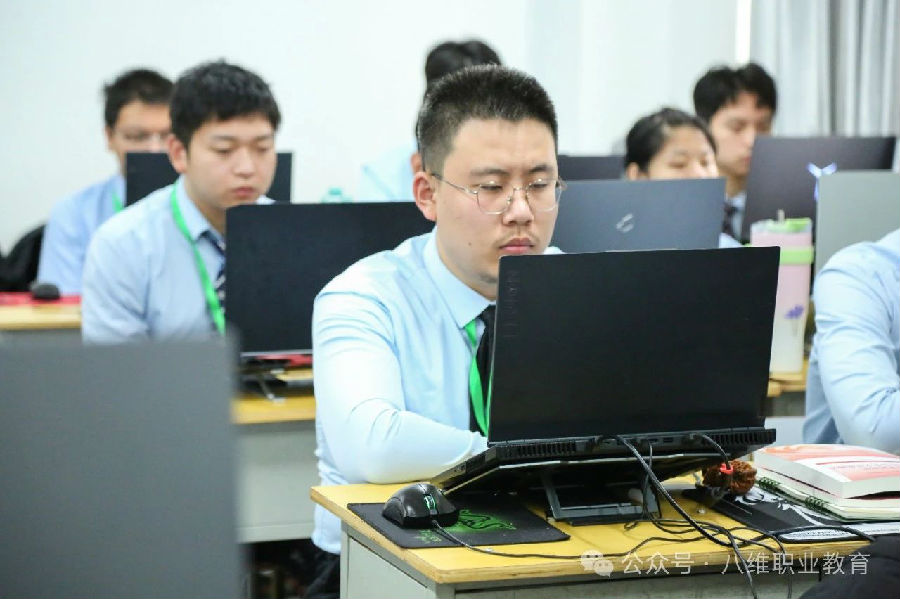 八維職業(yè)學(xué)校解鎖互聯(lián)網(wǎng)熱門(mén)專業(yè)的新視角開(kāi)啟你的職業(yè)人生新篇章