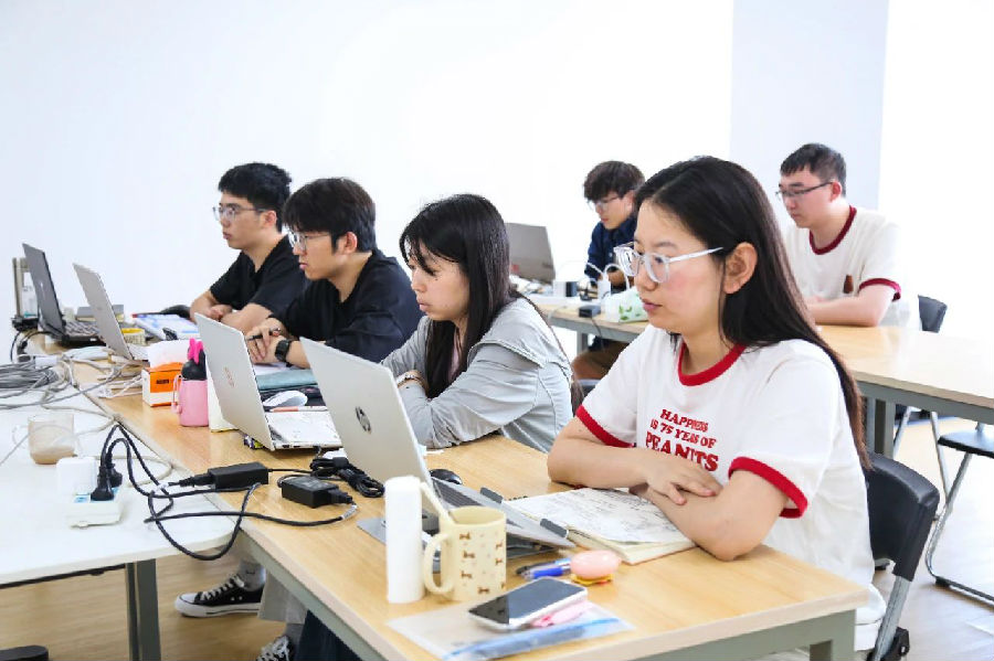 八維職業學校探索數字技術的高精尖領域打造未來行業精英