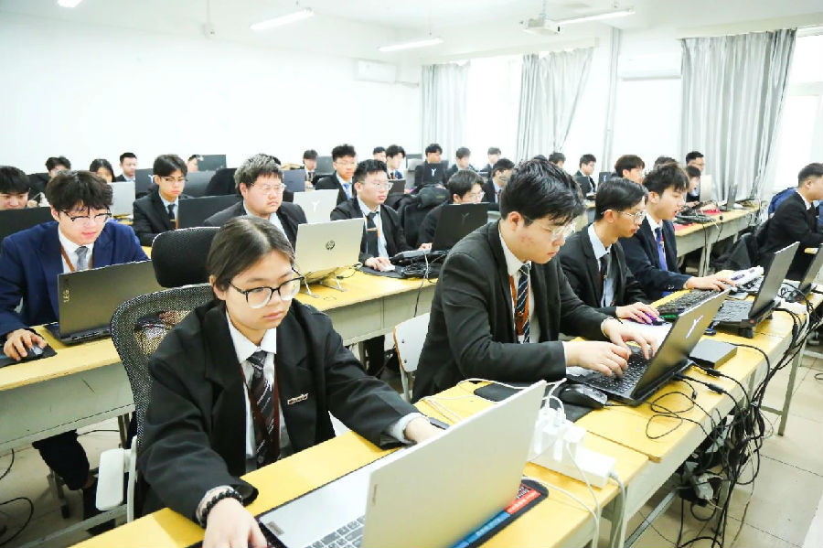 八維職業(yè)學(xué)校數(shù)字浪潮下的育才先鋒培育未來(lái)科技領(lǐng)航者