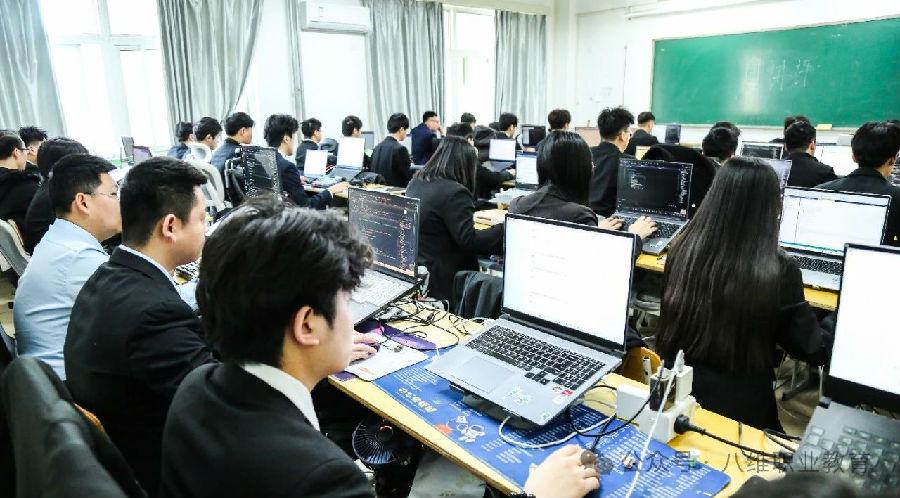 八維職業(yè)學(xué)校數(shù)字浪潮下的育才先鋒培育未來(lái)科技領(lǐng)航者