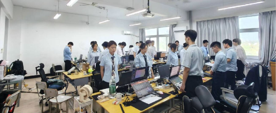八維職業(yè)學(xué)校解鎖人工智能黃金四類項(xiàng)目賽道鑄就未來科技精英的搖籃