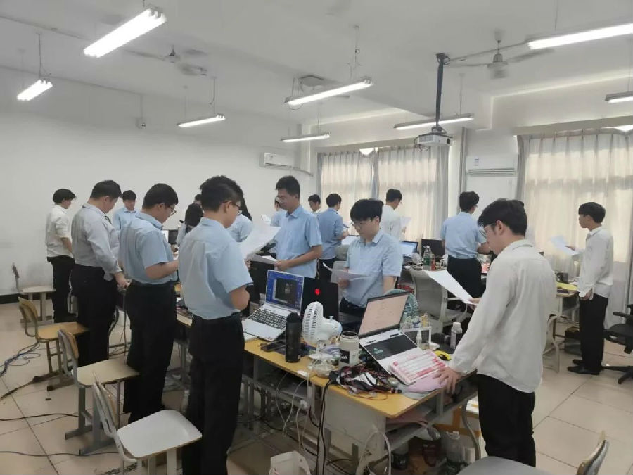 八維職業(yè)學(xué)校解鎖人工智能黃金四類項(xiàng)目賽道鑄就未來科技精英的搖籃