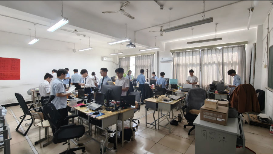 八維職業(yè)學(xué)校解鎖人工智能黃金四類項(xiàng)目賽道鑄就未來科技精英的搖籃