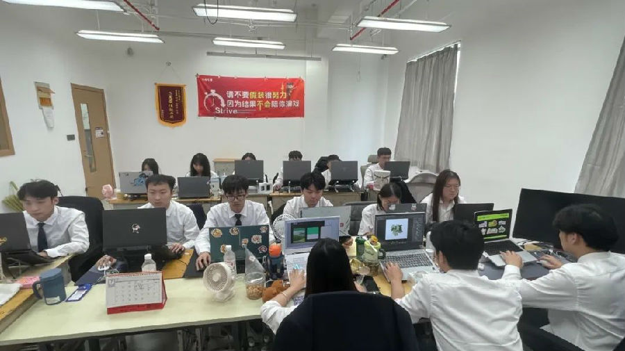 八維職業(yè)學(xué)校AI領(lǐng)域的教育領(lǐng)航者照亮未來(lái)職業(yè)之路