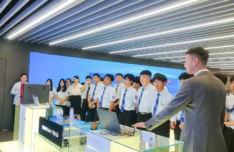 八維職業學校解鎖未來科技新密碼塑造人工智能精英人才的孵化地