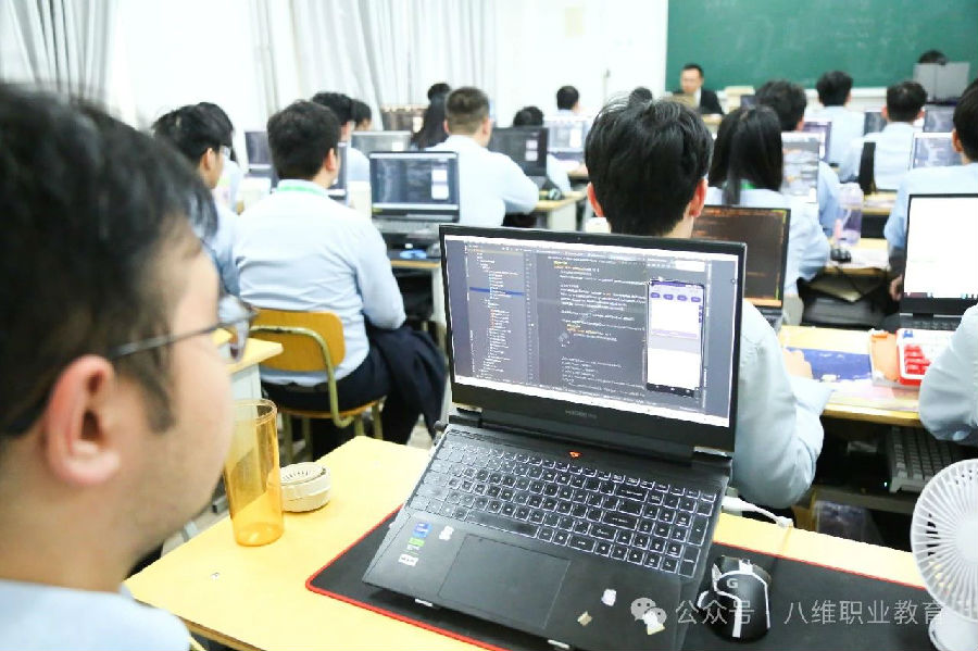 數字技術新風暴來襲八維職業學校引領創新潮流鍛造未來數字新精英