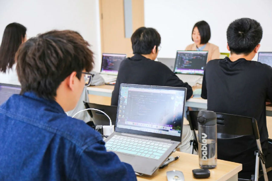 八維職業(yè)學(xué)校憑硬實(shí)力持續(xù)獲企業(yè)青睞職業(yè)新篇由此開啟