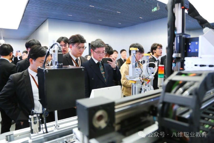八維職業學校解鎖數字領域未來科技密碼鍛造數字精英的璀璨之路