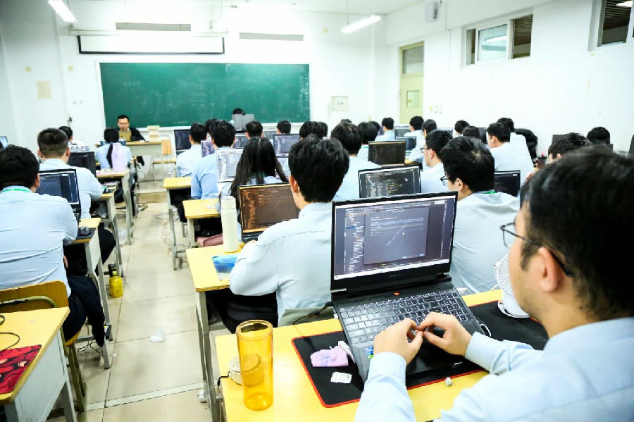 八維職業學校解鎖數字領域未來科技密碼鍛造數字精英的璀璨之路