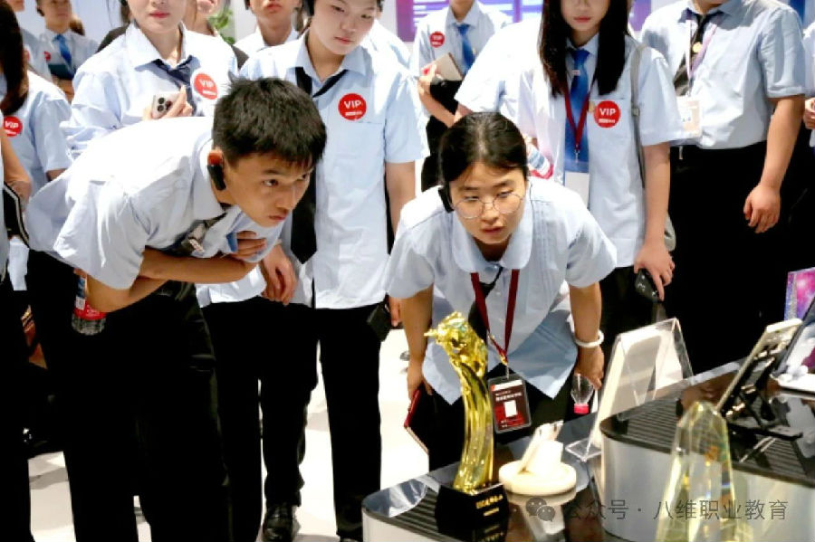 八維職業(yè)學校開啟智慧職業(yè)新時代的華麗篇章點亮職業(yè)前行的新征程