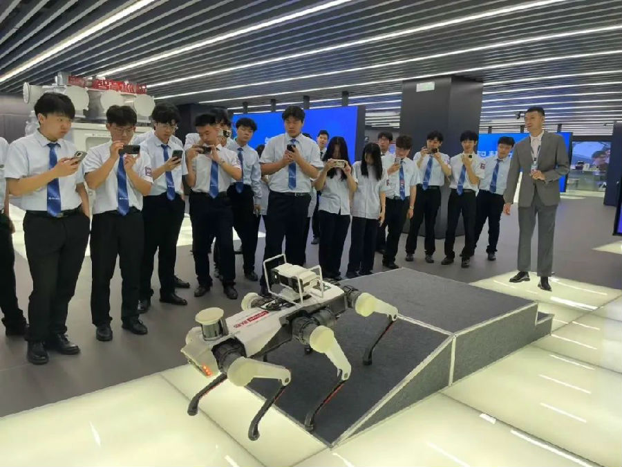 八維職業(yè)學校解鎖人工智能科技前沿新密碼照亮未來科技的無垠征途