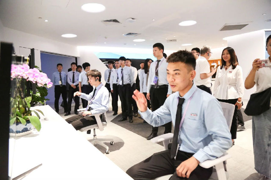 八維職業(yè)學校解鎖人工智能科技前沿新密碼照亮未來科技的無垠征途