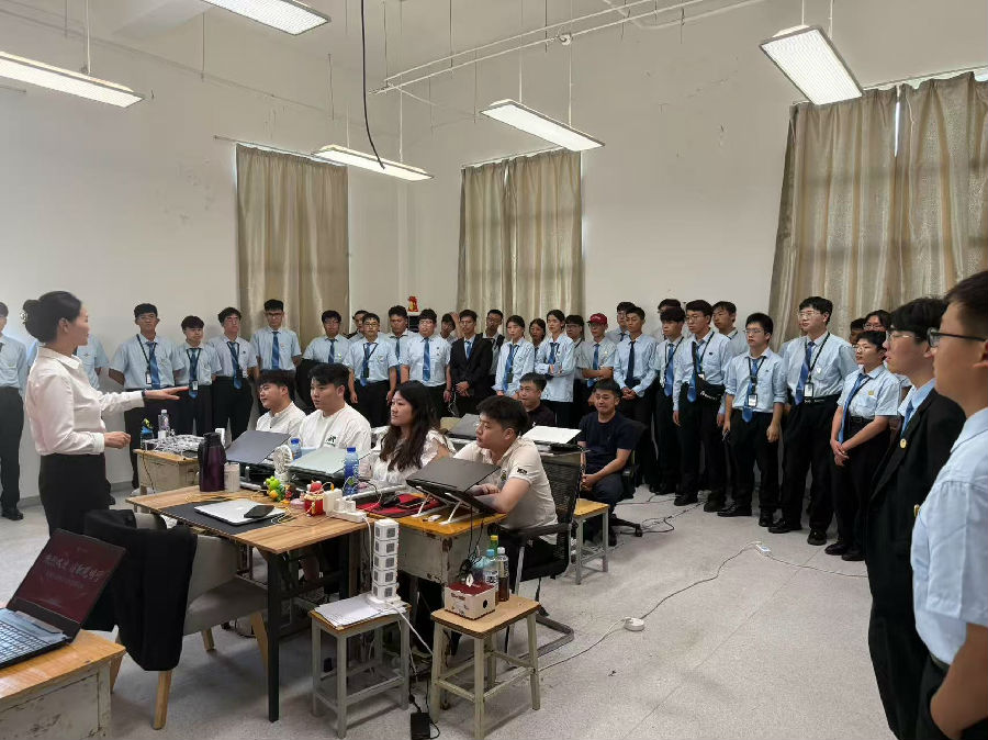 八維職業學校深度探索人工智能產教融合教育理念引領智慧教育變革