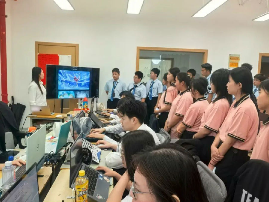 八維職業學校揚帆鴻蒙科技海洋筑夢數字世界的創新先驅