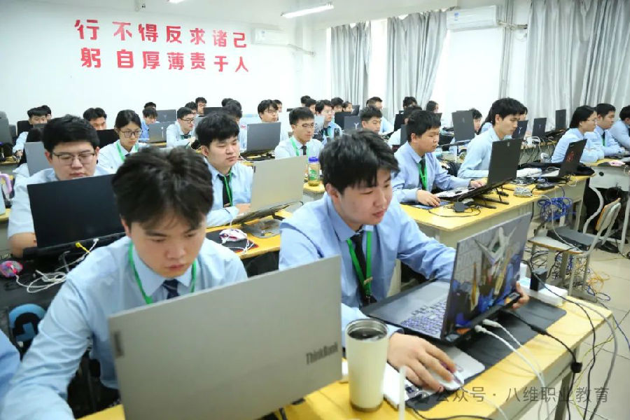 ?八維職業(yè)學(xué)校解鎖就業(yè)機(jī)遇新趨勢打造人工智能專業(yè)教育新高地