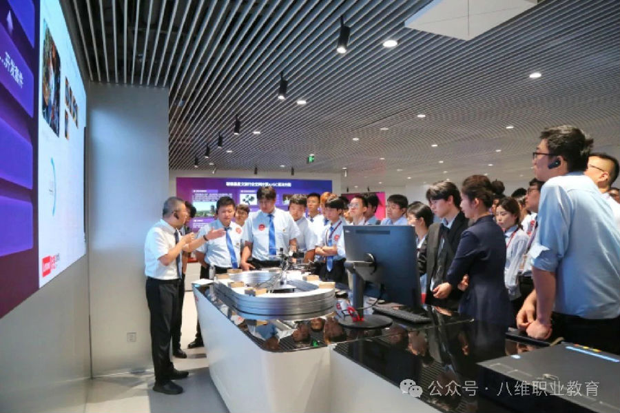 八維職業學校探索人工智能領域前沿技術開創職業教育新輝煌