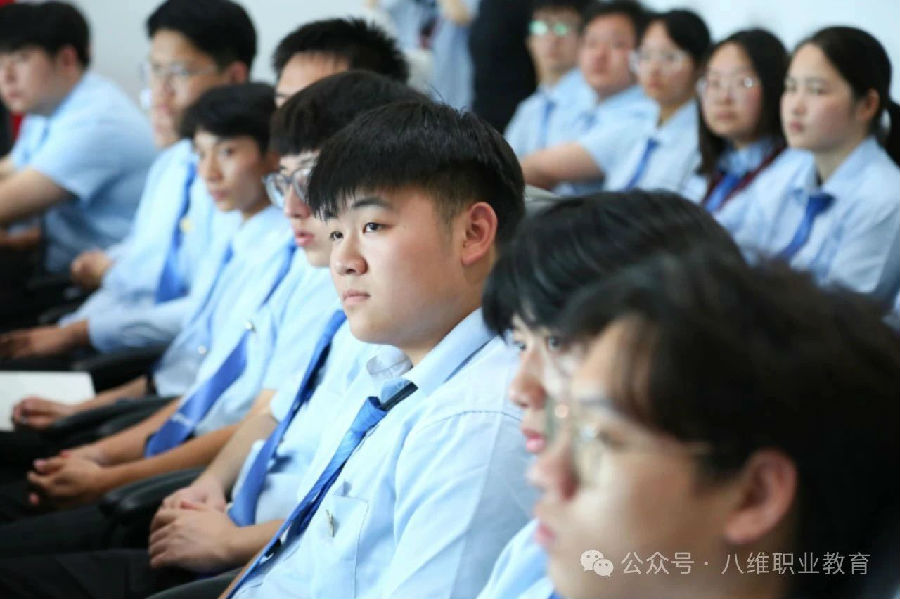 八維職業學校踏入鴻蒙開發新紀元解鎖未來科技無限可能