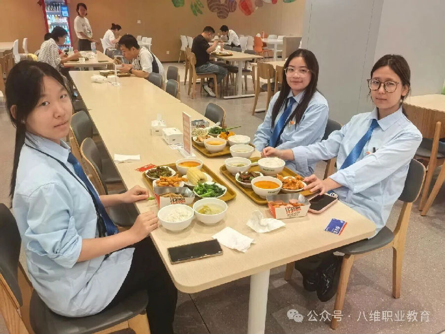 八維職業學校學子去阿里體驗電商文化，去百度探索智能駕駛體感