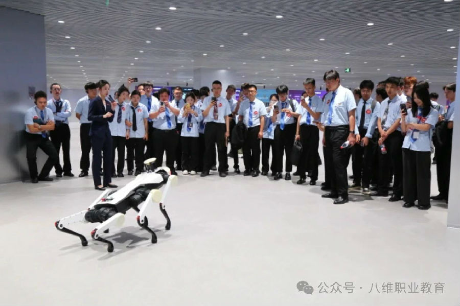 八維職業學校智馭未來AI人工智能浪潮領航未來精英成長之路