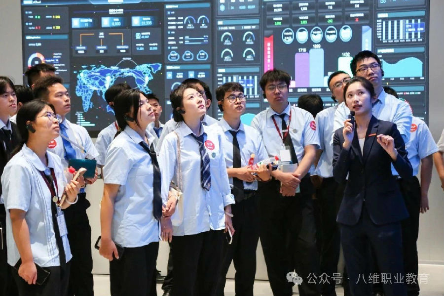 八維職業學校引領未來科技新風尚開啟人工智能職夢新征程