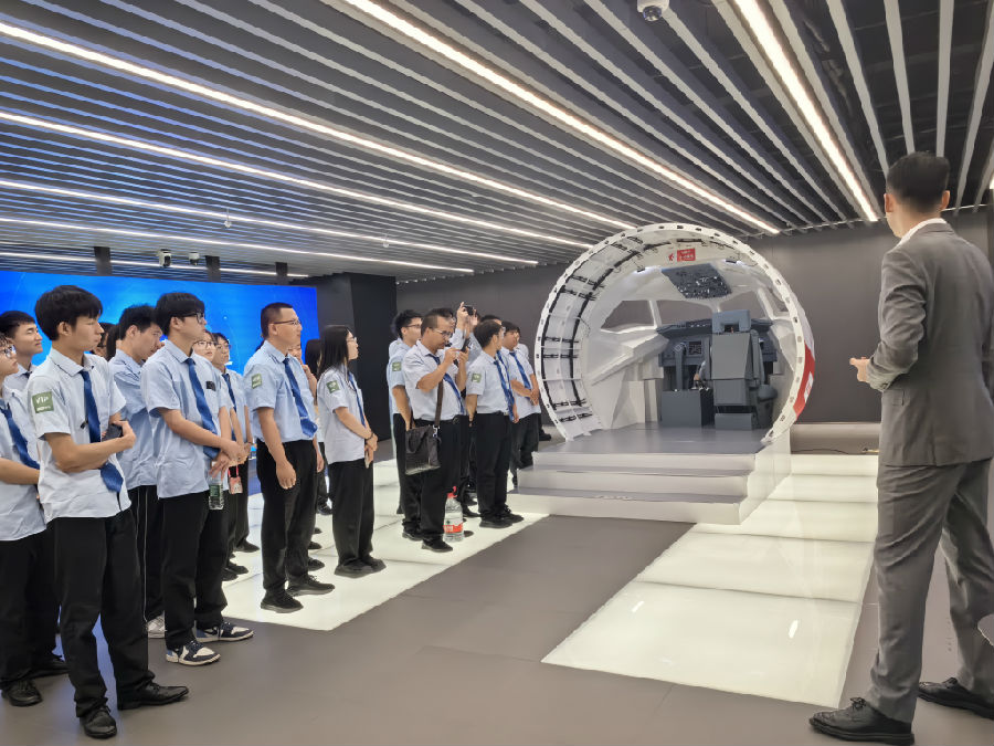 八維職業學校引領未來科技新風尚開啟人工智能職夢新征程