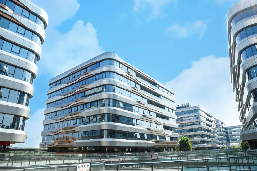 八維職業學校校企直播賦能項目真項目進課助學子畢業領跑職場