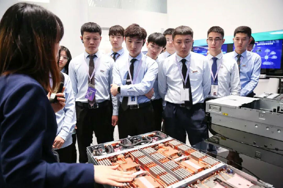 八維職業學校三階賦能教育體系打造未來數字領域科技領袖