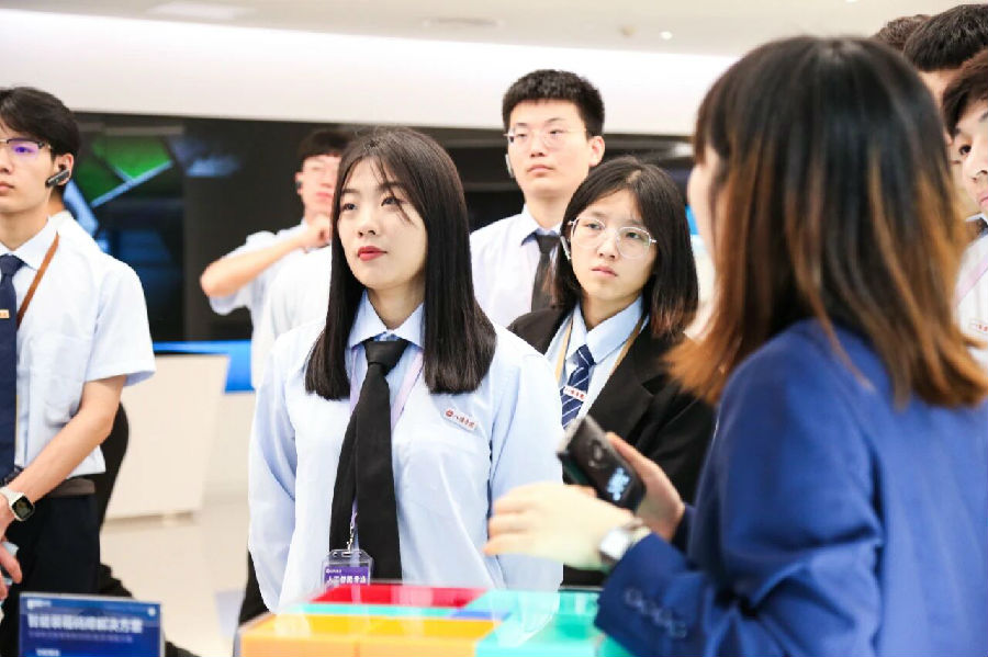 八維職業學校就業市場的硬核玩家打造數字技能鋪就職場梯