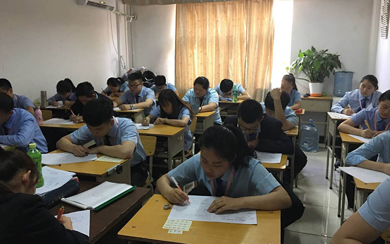 八維職業(yè)學(xué)校塑造科技時(shí)代職場(chǎng)黃金跳板改變你的生涯軌跡