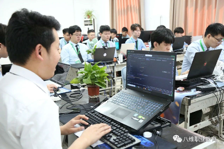 八維教育職業學校塑造全棧精英，領航職業教育新篇章