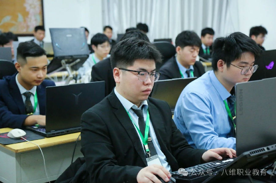 八維職業(yè)學(xué)校：云計(jì)算的巔峰之旅，開啟數(shù)字新世界！