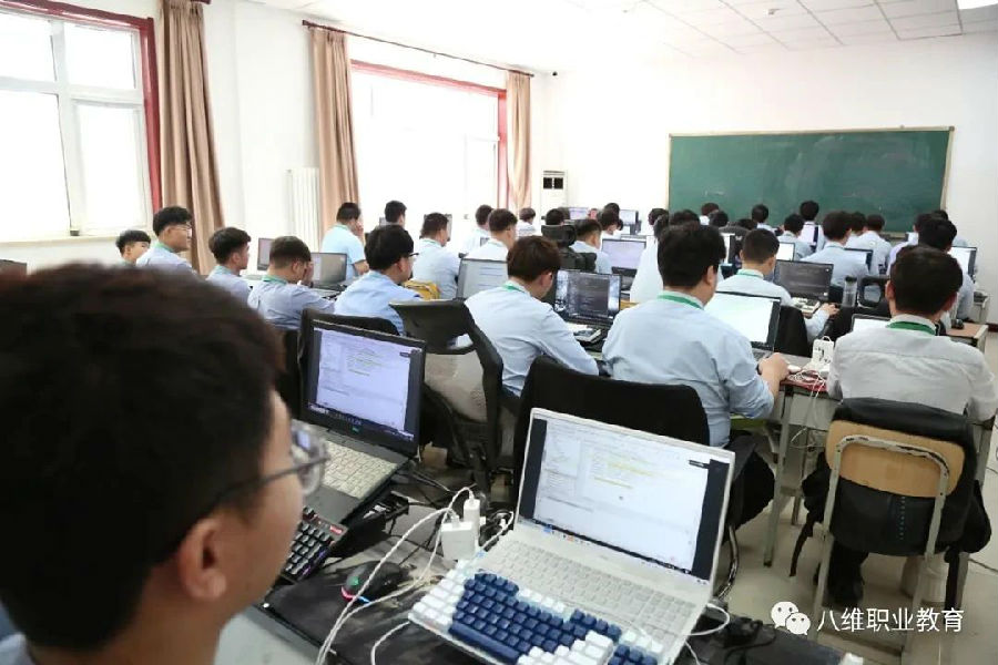 江蘇宿遷八維教育：引領人工智能AI教育，塑造AI領域的領航者與人才！