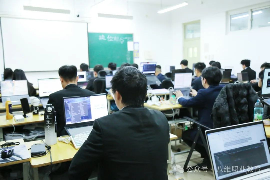 八維職業(yè)學(xué)校：鴻蒙技術(shù)先鋒的搖籃，打造數(shù)字技術(shù)新精英人才！