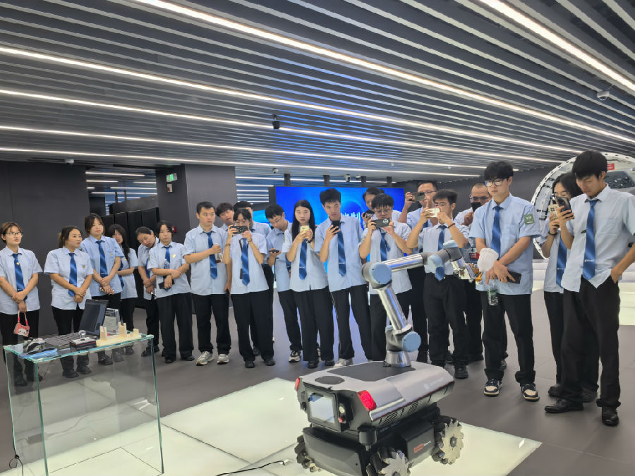八維職業學校：AI新紀元風潮領航者，智啟未來智能輝煌篇章的超級匠人！