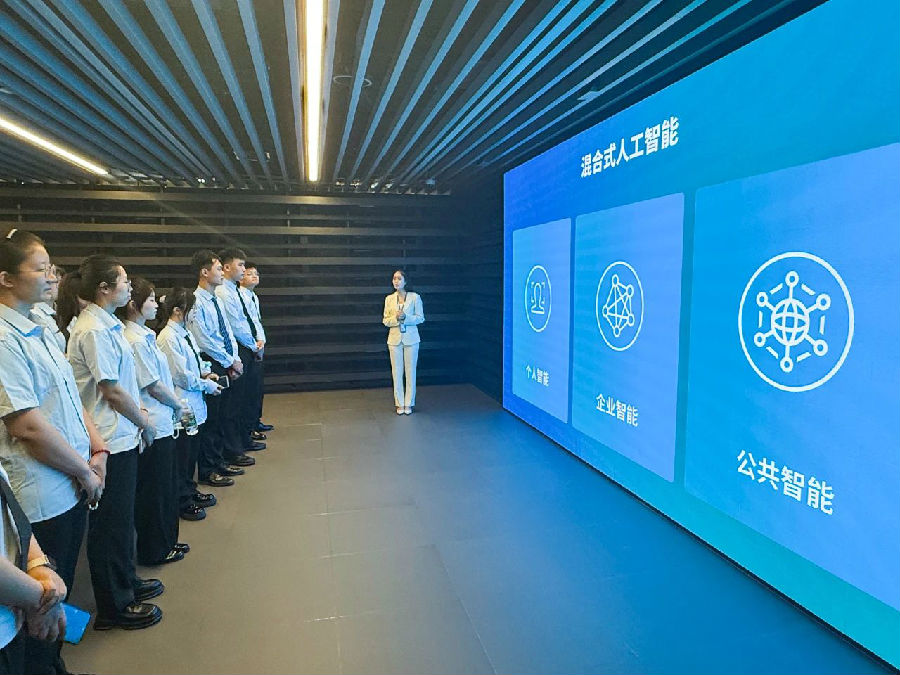 八維職業(yè)學(xué)校：搭乘人工智能職場技術(shù)快車，為學(xué)子鋪就智慧未來的黃金大道！