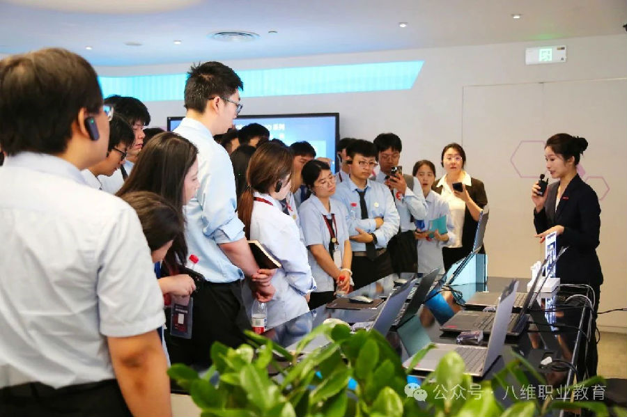八維職業學校：人工智能賽道的超速領跑者，鑄就科技精英的璀璨未來！
